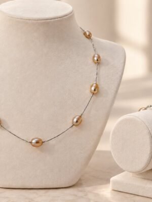 Parure ÉPURE argent 925 – buste Rose pêche Parure ÉPURE rose pêche : collier et bracelet en perles d'eau douce sur chaîne en argent Sterling 925, présentés sur buste et support
